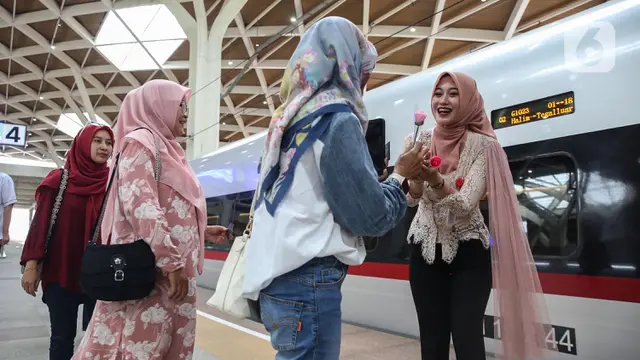 Peringati Hari Kartini, Petugas Whoosh Berkebaya Bagikan Bunga