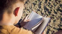 Ilustrasi membaca buku, cerita rakyat. (Foto oleh Ruslan Alekso: https://www.pexels.com/id-id/foto/man-membaca-buku-di-sandy-plains-2410153/)