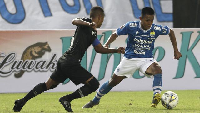 Gelandang Persib Bandung, Febri Hariyadi, mengontrol bola saat melawan TIRA Persikabo, Guntur Triaji, pada laga Piala Presiden 2019. (Bola.com/Yoppy Renato)