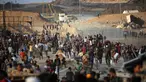 Warga Palestina berkumpul di titik distribusi bantuan yang didirikan oleh Yayasan Kemanusiaan Gaza (GHF) di dekat kamp pengungsi Nuseirat, Jalur Gaza Tengah pada 25 Juni 2025. (Eyad BABA/AFP)