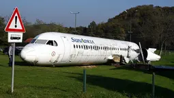 Badan pesawat Fokker-100 terlihat diparkir di halaman rumah Robert Sedlar di Strmec Stubicki, dekat Zagreb, Kroasia, 26 Oktober 2019. Ruangan dalam pesawat, yang dibangun untuk mengangkut 100 penumpang, kini tampak kosong dan hanya menyisakan katup penutupnya. (Denis LOVROVIC / AFP)