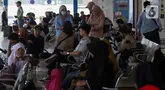 Penumpang menunggu keberangkatan di Terminal Terpadu Pulogebang, Jakarta, Kamis (23/5/2024). (Liputan6.com/Herman Zakharia)