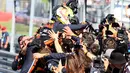 Pebalap Red Bull, Max Verstappen merayakan kemenangan F1 GP Austria bersama timnya di Red Bull Ring, Spielberg, Minggu (30/6/2019). Max Verstappen menggeser Sebastian Vettel dari peringkat ketiga klasemen F1. (AP Photo/Ronald Zak)
