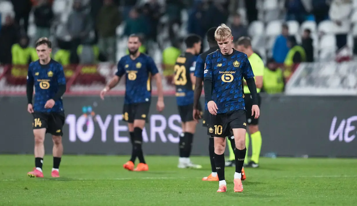Pemain Lille tertunduk lese setelah timnya kandas 0-1 dari Red Star Belgrade pada Matchday 4 Liga Europa 2025/2026 di Rajko Mitic Stadium hari Jumat (07/11/2025) dini hari WIB. (AP Photo/Darko Vojinovic)