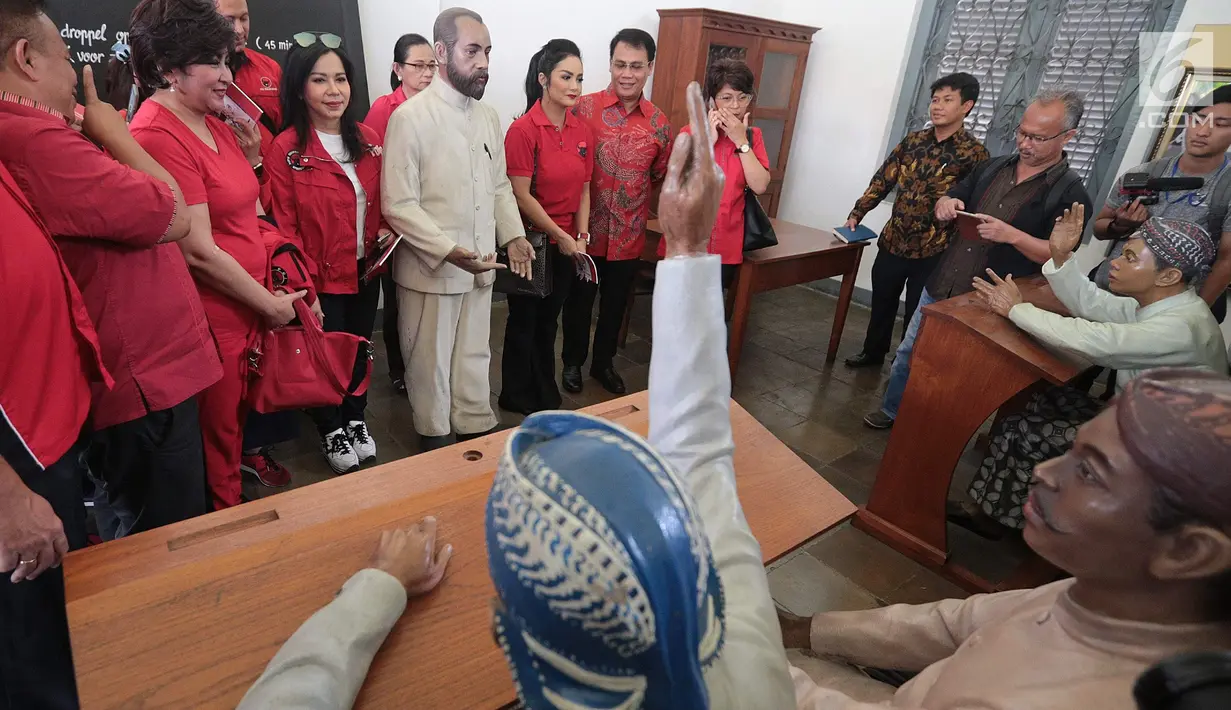 Sejumlah caleg artis dari PDIP seperti Krisdayanti, Kirana Larasati, Lita Zein, Iis Sugianto berkunjung ke Museum Kebangkitan Nasional, Jakarta, Selasa (25/9).(Liputan6.com/ Faizal Fanani)