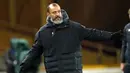 Pelatih Wolverhampton Wanderers, Nuno Espirito Santo, memperhatikan pemainnya saat melawan Southampton pada laga lanjutan Liga Inggris di Molineux Stadium, Selasa (24/11/2020) dini hari WIB. Wolverhampton imbang 1-1 menghadapi Southampton. (AFP/Andrew Boyers/pool)