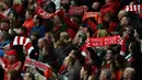 7.	Suporter Liverpool hadir dalam peringatan 26 tahun Tragedi Hillsborough di Stadion Anfield, Liverpool, Inggris. Kamis (15/4). 