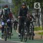 Warga bersepeda di kawasan Sudirman-Thamrin, Jakarta, Sabtu (16/10/2021). Polda Metro Jaya telah mengizinkan aktivitas olahraga bersepeda melintasi jalan umum mulai Sabtu (16/10), dengan tetap mengedepankan protokol kesehatan untuk mencegah penyebaran Covid-19. (merdeka.com/Imam Buhori)