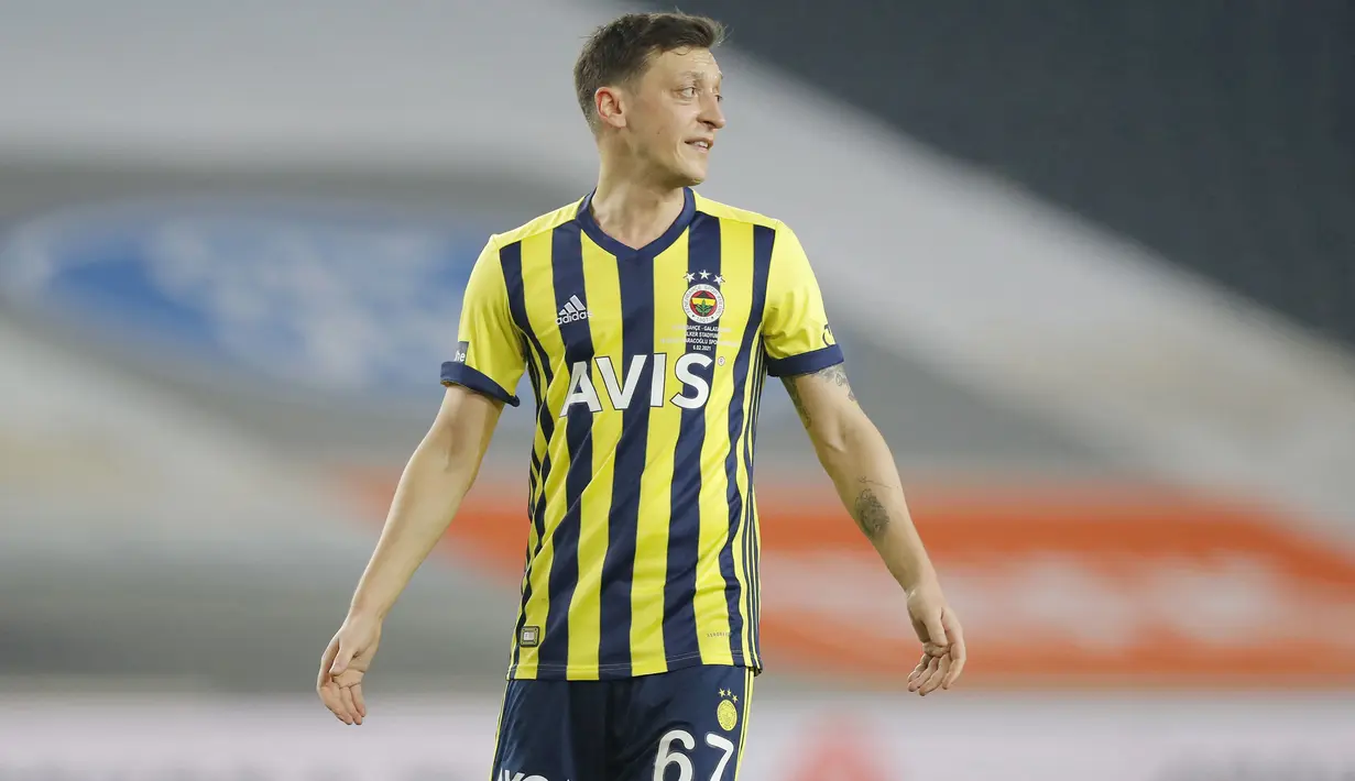 Mesut Ozil – Gelandang Fenerbahce ini ternyata mempunyai bakat sebagai Vlogger. Aktivitas sehari hari serta challenge merupakan konten yang biasa diupload di YouTubenya. (AP/Kirsty Wigglesworth)