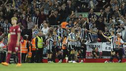 Para pemain Newcastle United merayakan gol yang dicetak Alexander Isak pada pertandingan lanjutan Liga Inggris di stadion Anfield di Liverpool, Inggris, Kamis (1/9/2022). Liverpool menang tipis atas Newcastle 2-1. (AP Photo/Jon Super)