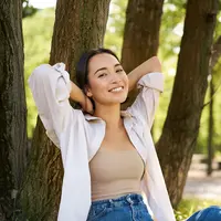 Ilustrasi perempuan tertawa bahagia / copyright freepik.com/benzoix