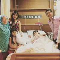 Donita dan Adi Nugroho bersama para tamu (Instagram/@fithrysahara)