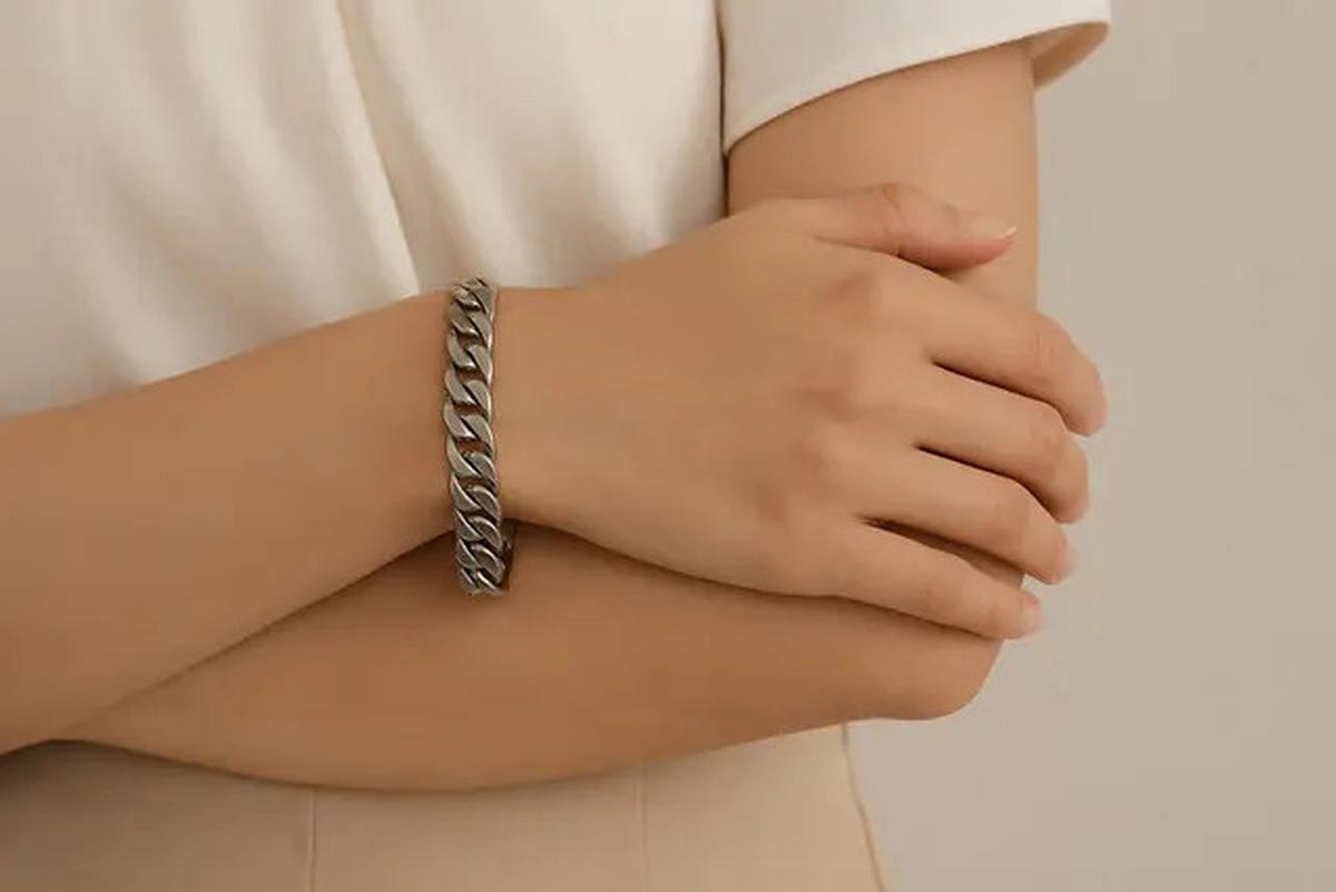10 Model Gelang Rantai Titanium Terbaru, Jadi Perhiasan Wanita yang Hits untuk Segala Usia di 2025