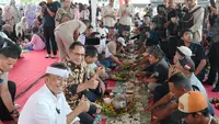 Nikmati Nasi Liwet, Mendagri Ngariung Bareng Sopir Truk Genteng di Purwakarta
