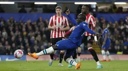 Gol bunuh diri Cesar Azpilicueta membuka mimpi buruk Chelsea di babak pertama. Gol Bryan Mbeumo memastikan kemenangan Brentford di paruh kedua. (AP Photo/Kirsty Wigglesworth)