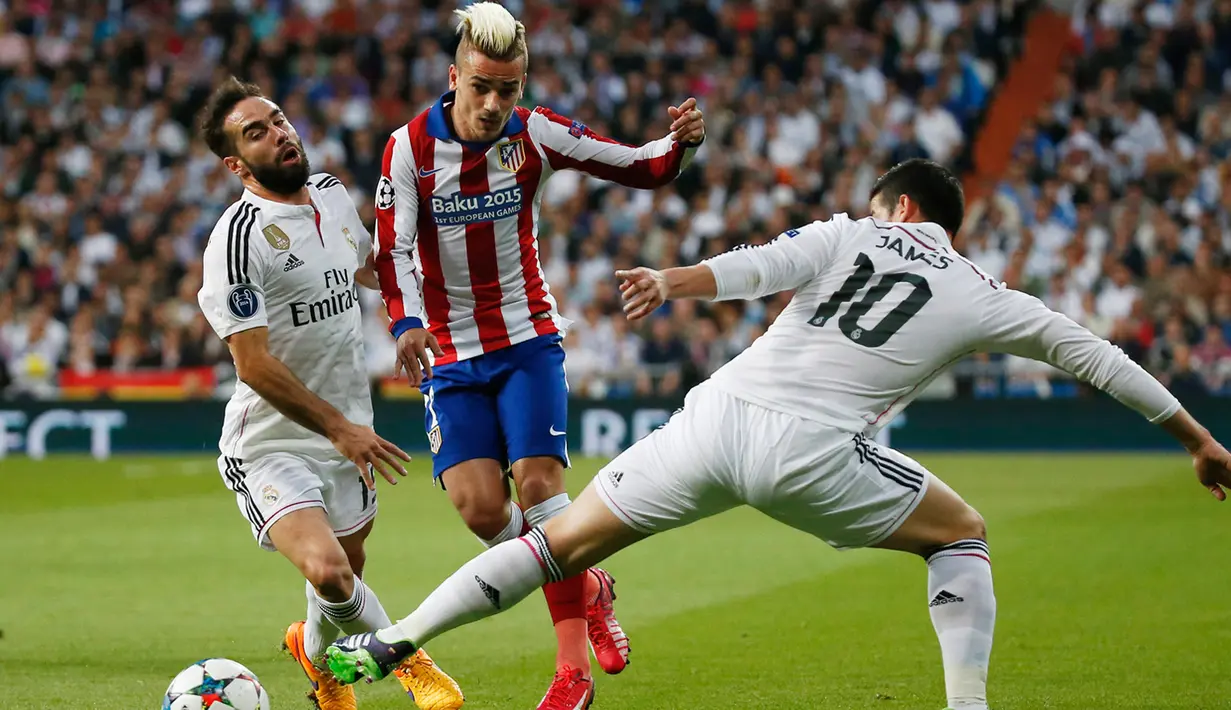 Penyerang Atletico Madrid, Antoine Griezmann (tengah) berusaha melewati dua pemain Real Madrid di leg kedua 8 besar Liga Champions di Santiago Bernabeu Stadium, Kamis (23/4/2015). Real Madrid menang 1-0 atas Atletico Madrid. (Reuters/Juan Medina)