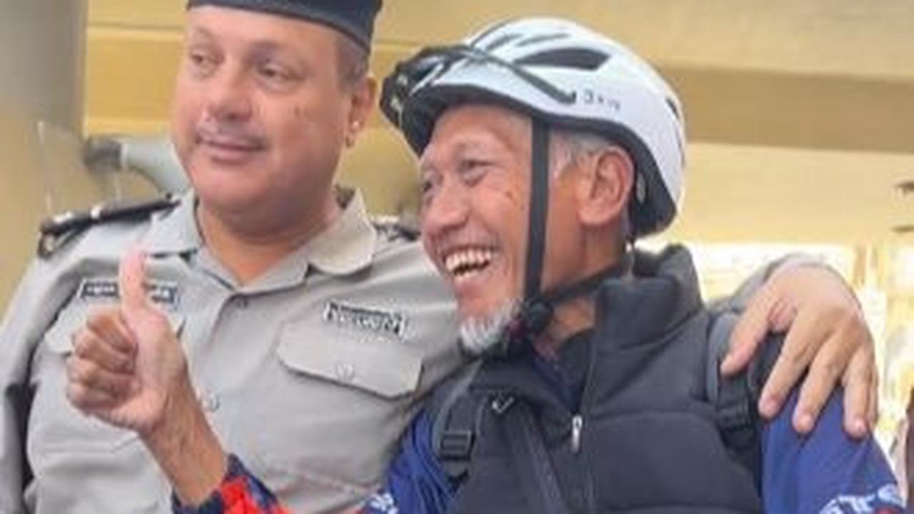 Setibanya di Tanah Suci, banyak warga setempat hingga para jemaah turut memberi atensi.
