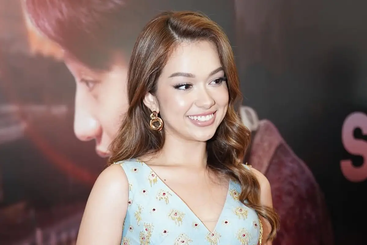 Rebecca Klopper Tampil Anggun nan Modern dalam Cut-Out Dress Tenun di Gala Premiere Ahlan Singapore