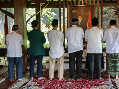 Suasana rumah duka mantan Wakil Ketua DPRD DKI Jakarta Mohamad Taufik di Pendopo Wisma Garuda, Jalan SD Lama, Pondok Ranggon, Jakarta Timur, Kamis (4/5/2023). (Liputan6.com/Faizal Fanani)