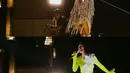 Andien Aisyah muncul dengan outfit panggung yang nyentrik saat membawakan lagu “C.H.R.I.S.Y.E”. [Instagram/andienmusic]