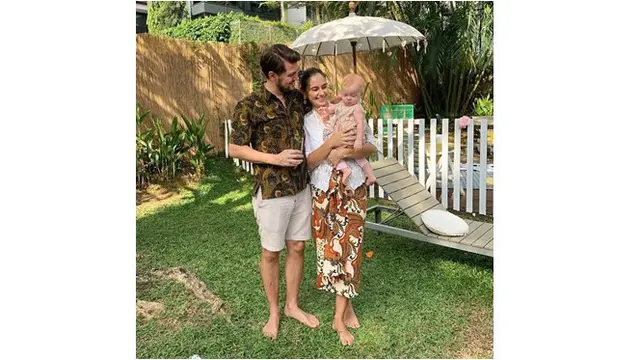 Keduanya telah dikaruniai anak perempuan cantik bernama Alai Moana.