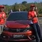 Dua pembalap nasional Alvin Bahar dan Rio SB dari Honda Racing Indonesia menyiksa all new Honda Brio di sela media test drive di kawasan Uluwatu, Badung, Bali. (Merdeka.com)