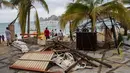 Sejumlah warga berdiri di puing-puing sebuah restoran setelah hantaman Badai Newton di Los Cabos, Meksiko, Selasa (6/9). Menurut otoritas berwenang, Badai Newton telah mengakibatkan dua orang meninggal dan tiga lainnya hilang. (REUTERS/Fernando Castillo)