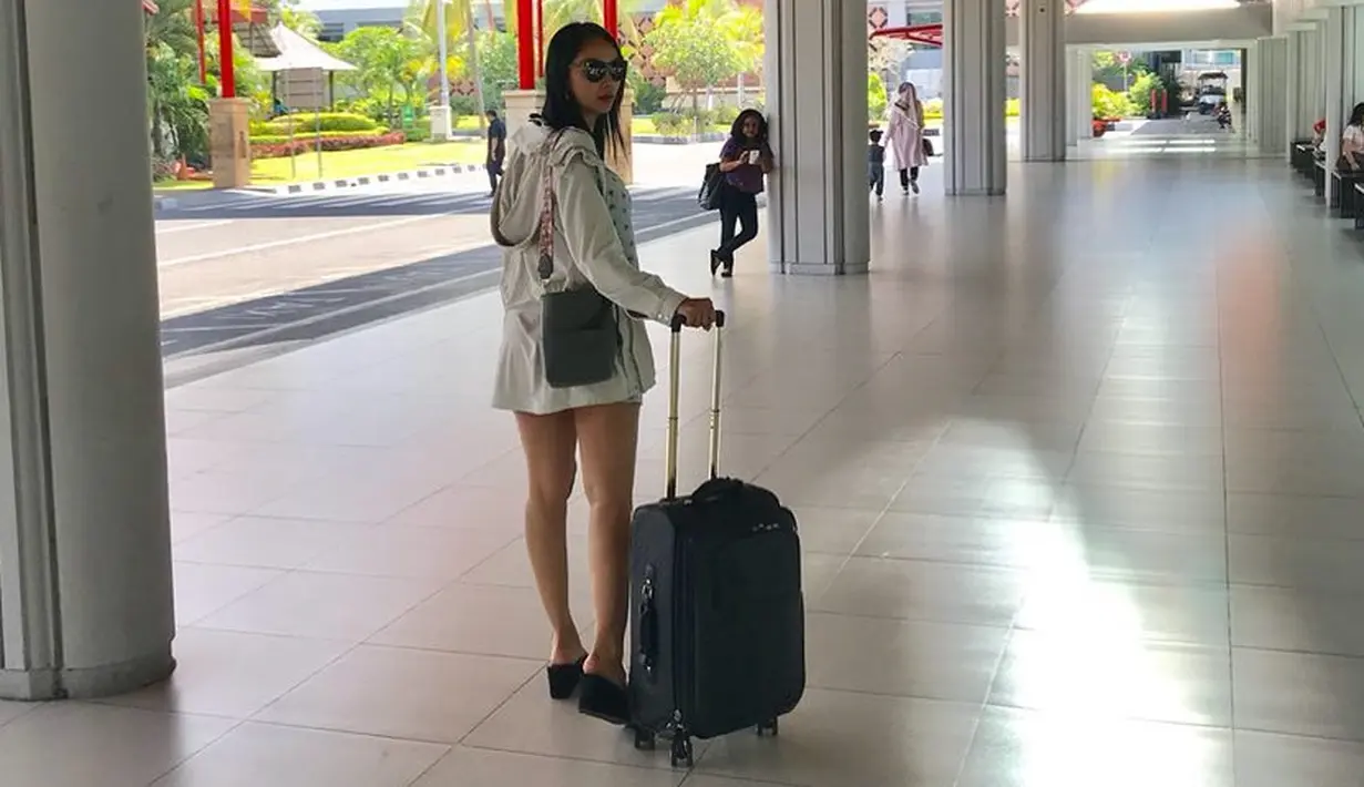 Dan kalau yang satu ini adalah gaya Kalina saat berada di Bandara. Ia tampak begitu seksi dengan mini dressnya. Namun penampilannya makin kece dan memikat lantaran ia mengenakan kacamata hitamnya yang hits. (Instagram/kalinaoctaranny)