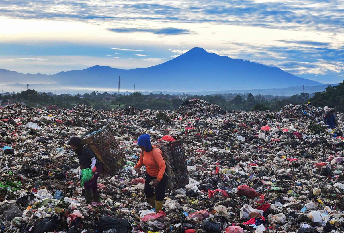FOTO: TPA Galuga, Gunung Sampah di Tengah Keindahan Alam Bogor.