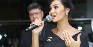 Farah Quinn, wanita cantik yang gemar memasak ini ternyata sangat mempedulikan kesehatan sang anak. Tak jarang ia selalu mencari cara agar sang anak mau mengkonsumsi makanan yang dimasaknya. (Nurwahyunan/Bintang.com)