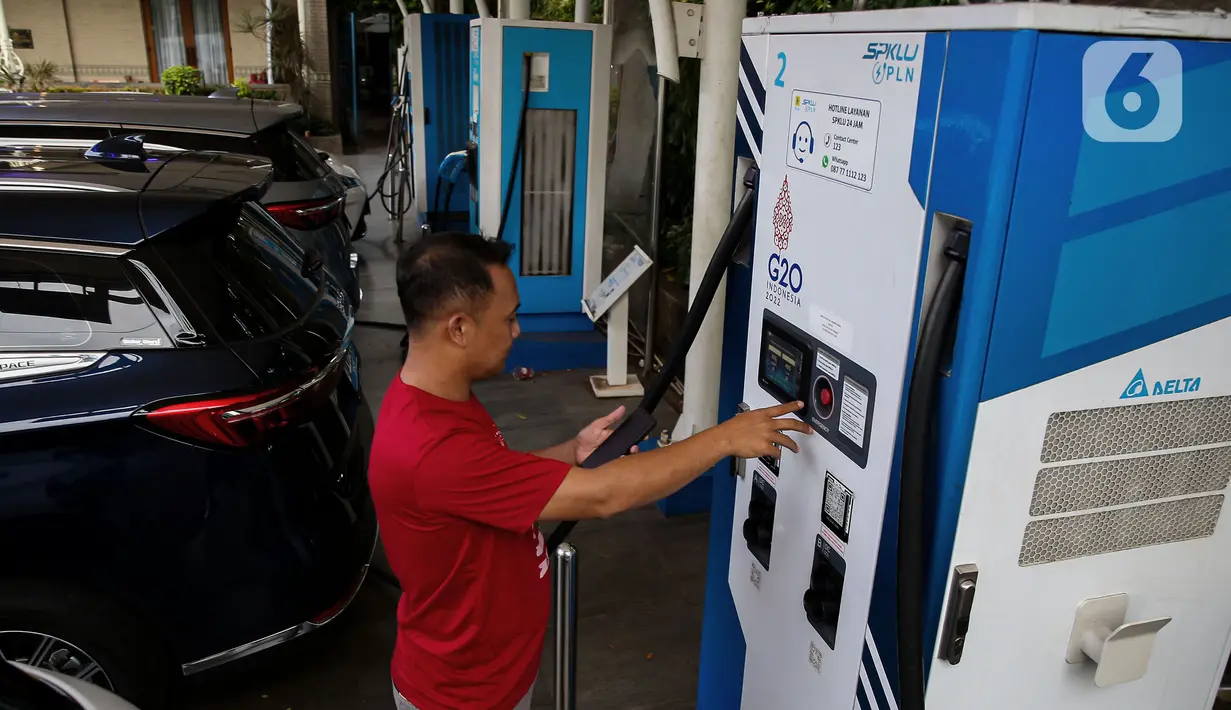 Pemilik kendaraan melakukan pengisian daya kendaraan listrik di SKPLU, Jakarta, Minggu (5/1/2025). (Liputan6.com/Angga Yuniar)
