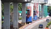 Pemandangan proyek Light Rail Transit (LRT) Jabodebek lintas pelayanan dua rute Cawang-Dukuh Atas di kawasan Kuningan, Jakarta, Senin (18/6). Diperkirakan pengerjaan proyek akan kembali dimulai usai libur cuti bersama Lebaran. (Liputan6.com/Faizal Fanani)