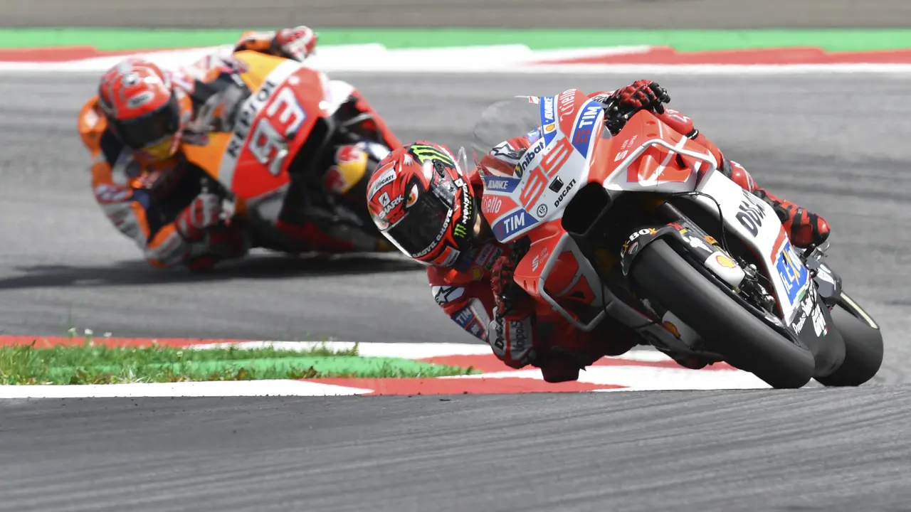 Pembalap Ducati, Jorge Lorenzo, memimpin atas andalan Repsol Honda Team, Marc Marquez, pada MotoGP Austria di Red Bull Ring, Minggu (13/8/2017). (AP Photo/Kerstin Joensson)