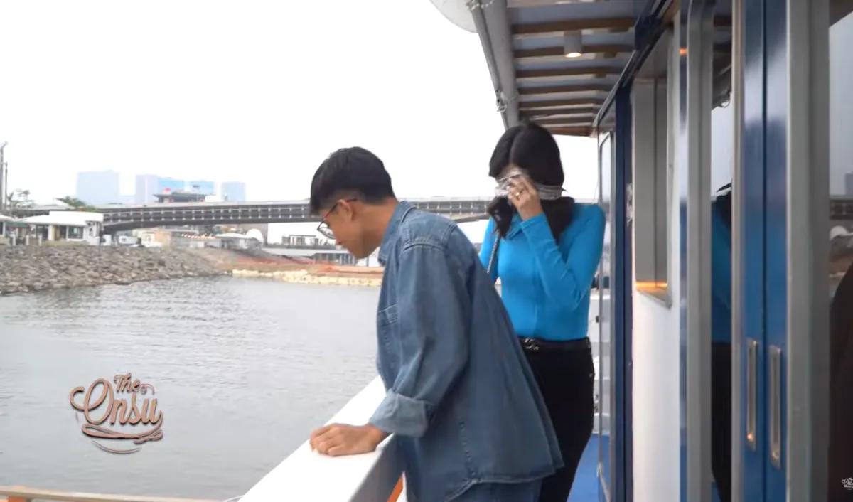 Awalnya, mata Sarwendah tampak ditutup oleh Betrand Peto. Sarwendah dibawa ke sebuah tempat romantis di pinggir laut. Uniknya tempat yang dikunjungi Ruben Onsu dan keluarga berbentuk perahu besar. Setelah sampai di lokasi, mata Sarwendah kemudian dibuka.<