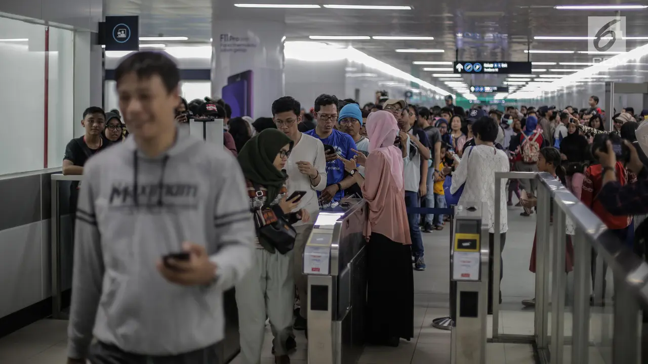 Antusiasme Warga Naik MRT Jakarta