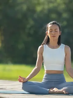 Melakukan meditasi atau hal lainnya sebagai media perawatan diri yang menenangkan dan menyenangkan bisa jadi cara bagi kamu mengelola stres. (Foto dok: Freepik/jcomp).