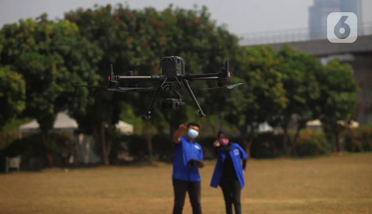 Peserta menerbangkan drone saat lomba drone KASAU CUP KASAU CUP 2020 di Lapangan Wisma Aldiron, Jakarta, Sabtu (12/9/2020). Lomba yang diselengarakan oleh TNI AU World Airsport Federation Federasi Aero Sport Indonesia memperebutkan piala Kasau Cup 2020 dengan lima kategori. (merdeka.com/Imam Buhori)