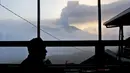 Gunung Marapi meletus pada Minggu (3/12). Akibat erupsi itu, setidaknya 75 pendaki terjebak di gunung. Pasca kejadian, Tim SAR gabungan pun langsung bergerak untuk mencari dan mengevakuasi korban, (AP Photo/Ardhy Fernando)