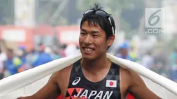 Atlet Jepang, Hayato Katsuki melakukan selebrasi usai memenangkan cabang olahraga jalan cepat 50 Km putra di Asian Games 2018, Jakarta, Kamis (30/8). Hayato menorehkan waktu 4 jam 3 menit dan 30 detik. (Merdeka.com/Imam Buhori)