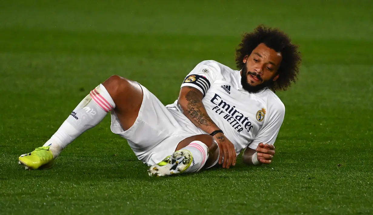 Bek Real Madrid, Marcelo memberi terjatuh di lapangan saat bertanding melawan Getafe pada pertandingan lanjutan La Liga Spanyol di stadion Alfredo di Stefano di Madrid, Spanyol, Rabu (10/2/2021).  Madrid kini memiliki 46 poin dari 22 pertandingan. (AFP/Gabriel Bouys)