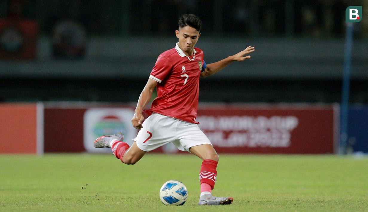 <p>Pemain Timnas Indonesia U-19,&nbsp;Marselino Ferdinan berusaha menjebol&nbsp;gawang Timnas Brunai Darussalam U-19 dalam pertandingan Grup A Piala AFF U-19 2022 yang digelar di Stadion Patriot Candrabhaga, Bekasi, Senin (4/7/2022). (Bola.com/M Iqbal Ichsan)</p>