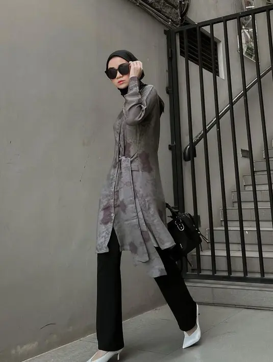 Simple tapi kece, tunik dengan detail ikat pinggang di bagian samping ini cocok dikenakan dalam acara apapun dimanapun. (Instagram/zaskiamecca_id).