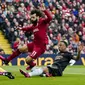 Striker Liverpool, Mohamed Salah mencetak gol pertama timnya ke gawang Arsenal pada laga lanjutan pekan ke-30 Liga Inggris 2022/2023 di Anfield Stadium, Liverpool, Minggu (9/4/2023) malam WIB. (AP Photo/Jon Super)