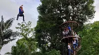 Salah satu tantangan yang harus Anda taklukan di Manado Treetop Zipline Park.