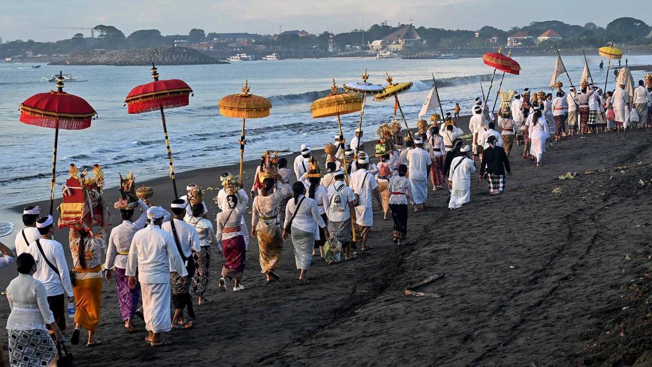 FOTO: Ribuan Umat Hindu Ikuti Prosesi Melasti di Pantai Padanggalak Bali
