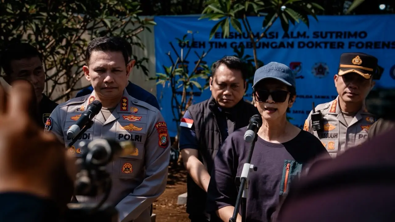 Ketua Persatuan Dokter Forensik dan Medikolegal Indonesia (PDFMI) Brigjen Pol Sumy Hastry Purwanti dan Kabid Humas Polda Metro Jaya Kombes Pol Budi Hermanto di lokasi ekshumasi jenazah Sutrimo di Kabupaten Banyumas. (Dok. Istimewa)