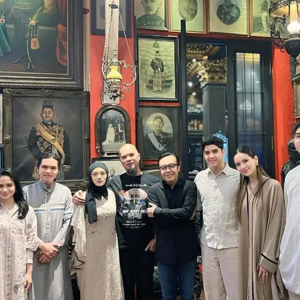Potret Kedekatan Mulan Jameela dengan Putra Sambungnya, Ikut Gladi Persiapan Siraman Al Ghazali