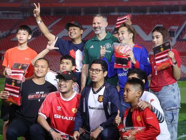 Legenda Manchester United, Ryan Giggs menyapa para fans di Indonesia dalam acara peluncuran kartu kredit Maybank yang berkolaborasi dengan Manchester United di Jakarta Convention Center (JCC), Senayan, Jakarta, Sabtu (18/5/2024). (Bola.com/M Iqbal Ichsan)