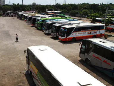 Sejumlah bus terparkir menunggu keberangkatan di Terminal Pulo Gebang, Jakarta Timur, Kamis (20/4). Pemprov DKI Jakarta dengan didampingi Kemenhub akan melakukan pembenahan fasilitas Terminal Pulogebang. (Liputan6.com/Gempur M Surya)