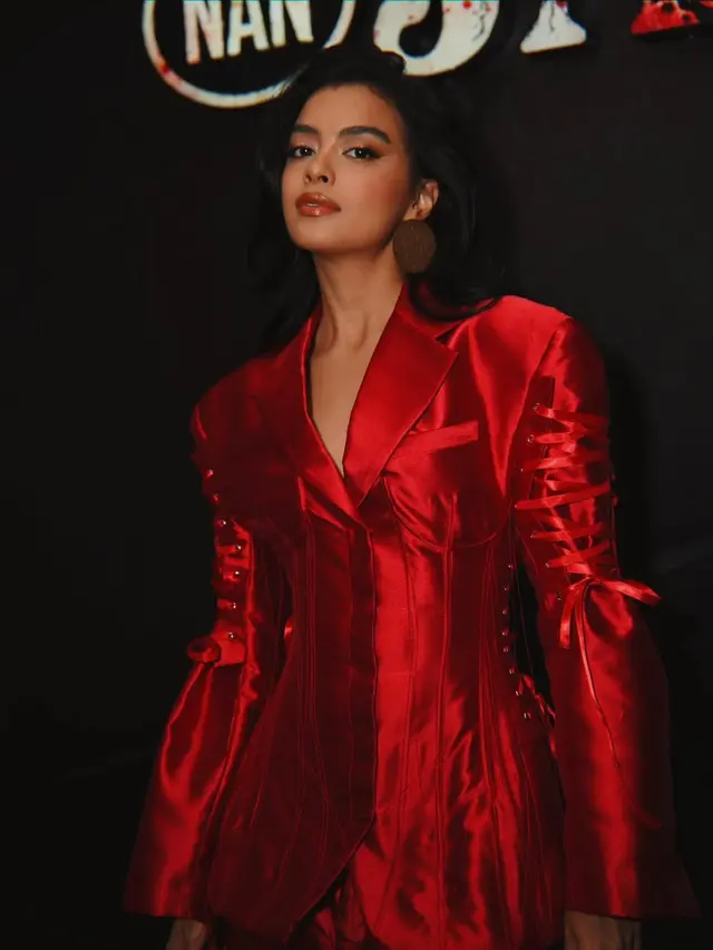 Gaya Powerful Eva Celia di Gala Premiere Film Terbarunya, Fierce and Fearless in Red